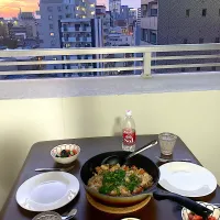 今日の晩ご飯　彩り野菜たっぷりのチキンビリヤニ、地中海サラダ　明日、はやとが藤沢に帰っちゃうので今日はフェアウェルディナーです。暖かくなってきたので、久しぶりにベランダでいただきます😋