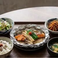 鮭のホイル焼き、きんぴらごぼう、山芋ときゅうりのさっぱりサラダ、豆腐とわかめの味噌汁、ご飯|caoさん