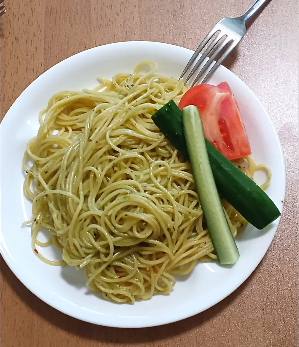 スパゲッティジェノベーゼにトマトときゅうりを添えて|ナナさん