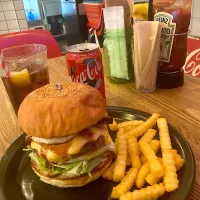 今日の昼ご飯@「THE SPRINGFIELD」さん②  お店の名前を冠したスプリングフィールドバーガーにおすすめの目玉焼きトッピングとBBQソースをオーダーしました。いただきまーす😋（実況中継中）