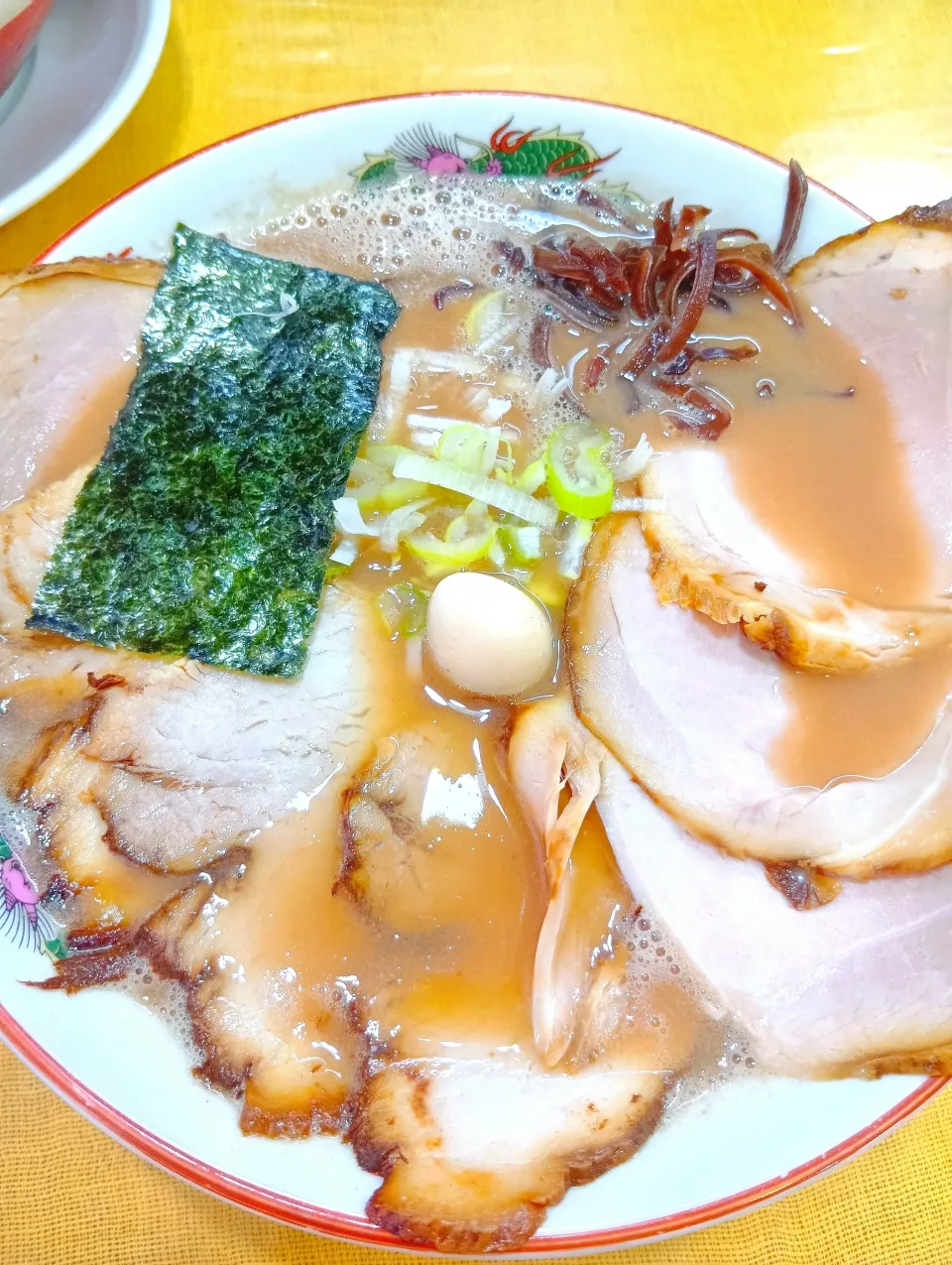 関東最強の特濃豚骨ラーメン「うまいヨ　ゆうちゃんラーメン」①チャーシューラーメン大盛り|豆大福さん
