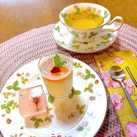 昨日はお友達が来てくれたので桜パンナコッタを作り、十代目伊兵衛菓舗の和菓子、塩野の桜干菓子にマリアージュフレールのSAKURAのお茶をお淹れしました🌸|Seikoさん