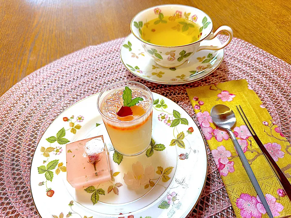 昨日はお友達が来てくれたので桜パンナコッタを作り、十代目伊兵衛菓舗の和菓子、塩野の桜干菓子にマリアージュフレールのSAKURAのお茶をお淹れしました🌸|Seikoさん