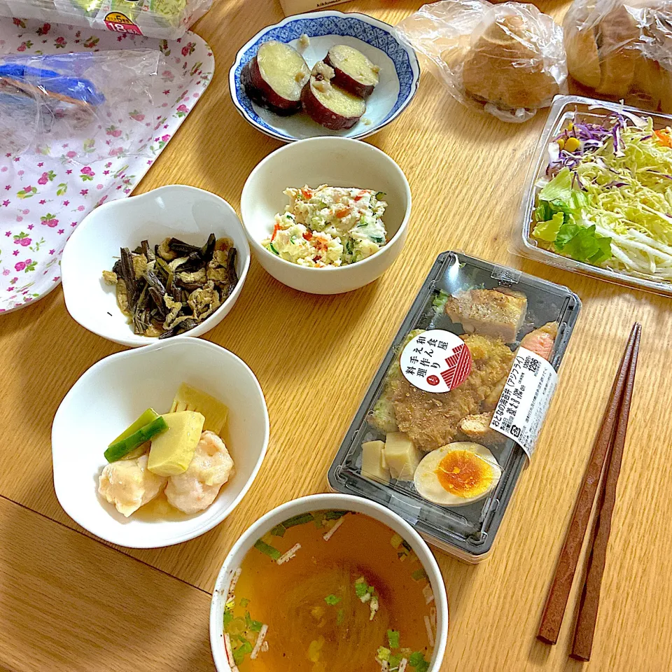 のり弁、油揚げとぜんまいのうまだし煮、グリーンサラダ、ポテトサラダ、海老しんじょ、さつまいものレモン煮、坦々春雨スープ、クランベリーロール、明太フランス。|くろーぶやんさん