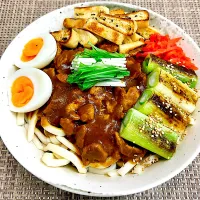 大豆ミートで罪悪感なし！焼きねぎカレーうどん|まめもにおさん