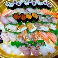 ①4月4日・［熊本の実家でお寿司🍣笑］・おまかせ2人前＋単品で注文したら（上2列）普通のエビだった😂（福岡からテイクアウト）