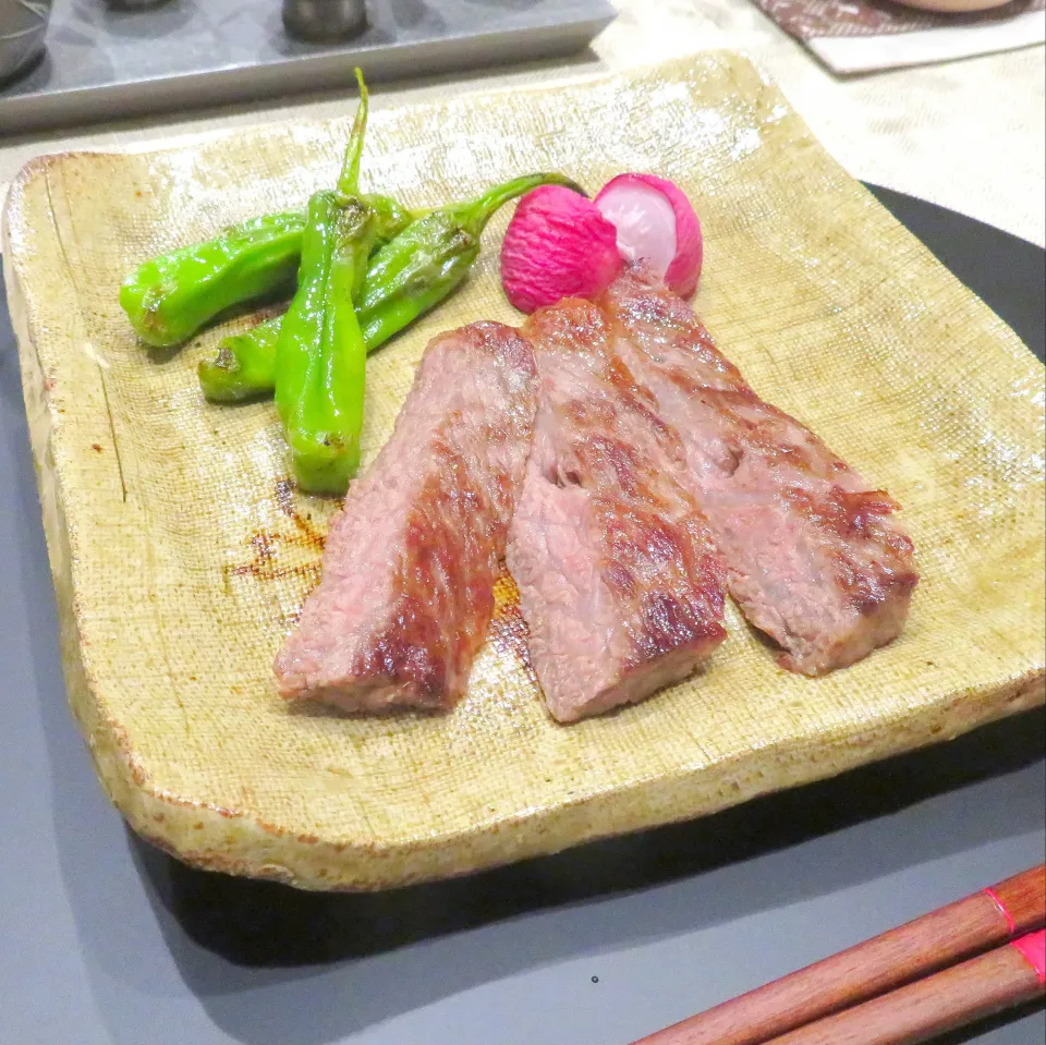 サーロインステーキ　ししとうとラディッシュのグリル添え|あゆみ│ハレシピさん