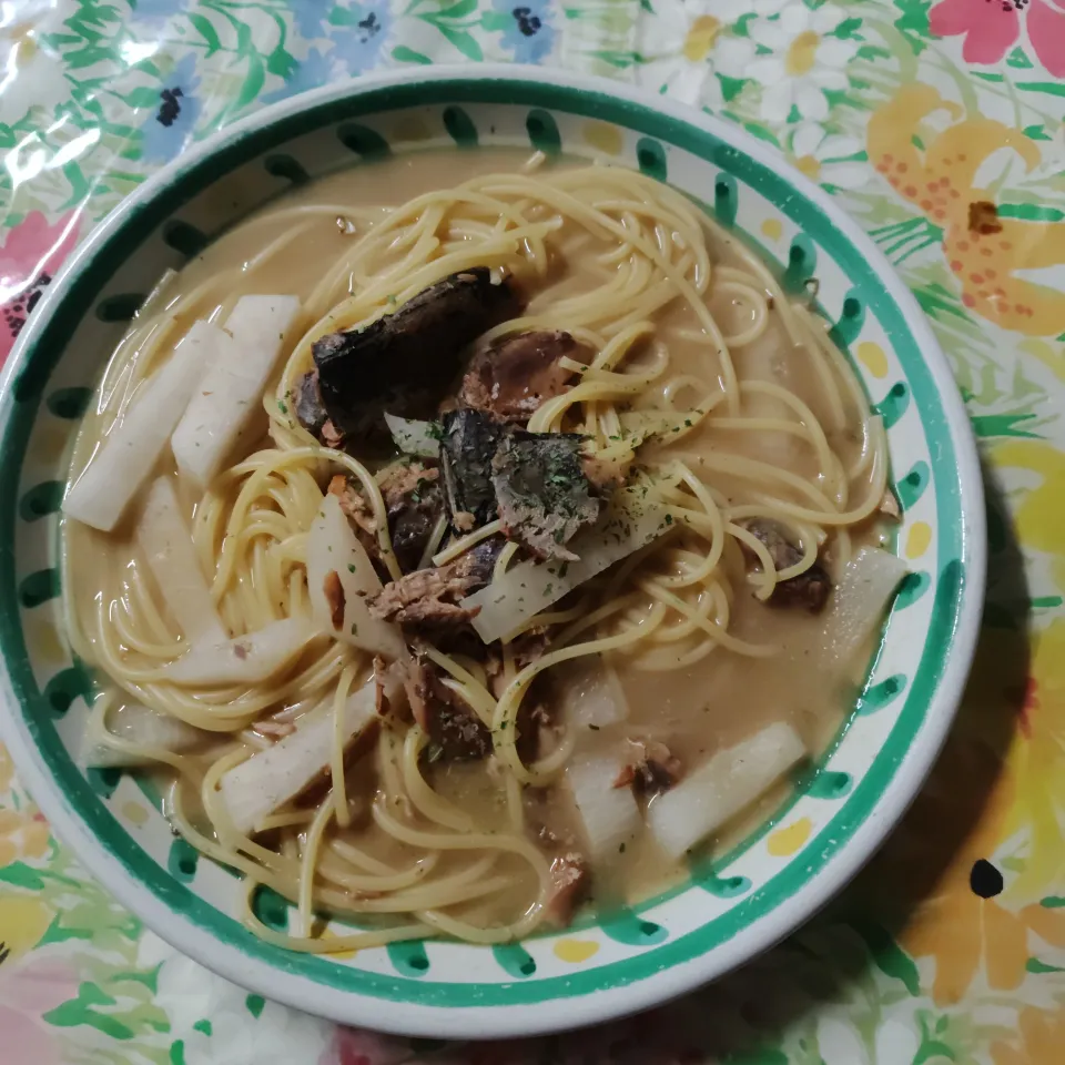 サバの醤油ダレ缶と大根のパスタ|はやとさん