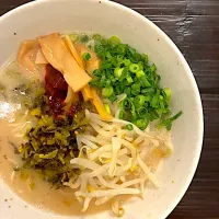 お昼に博多ラーメン作りました😋|ぽくくんさん