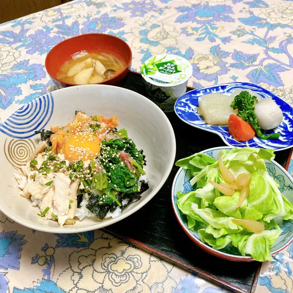 grandmaの晩ごはん☆ 今夜はビビンバ？
春キャベツが美味しいねん
ほうれん草のナムル
鶏胸のハム
キムチ
ニラとネギのタレで頂きます|kaoriさん
