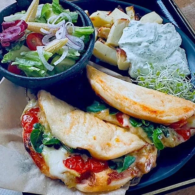 Snapdishの料理・レシピ写真:折りたたみピザ｜アイデアいろいろ♪おうちピザを楽しもう！