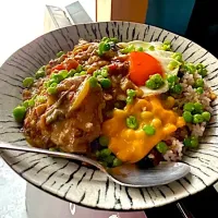 カレーライスに目玉焼き🍳チェダーチーズ🧀収穫したグリーンピース炒めのっけ🍛|shikaさん