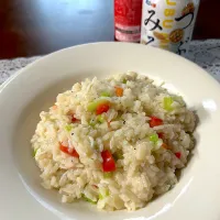 つぶ味噌とチーズのリゾット♪旬の食材とあまりご飯を使ってささっと作りました。洋風だしで煮込み最後に粉チーズと粒味噌で調整|笙　みかんさん