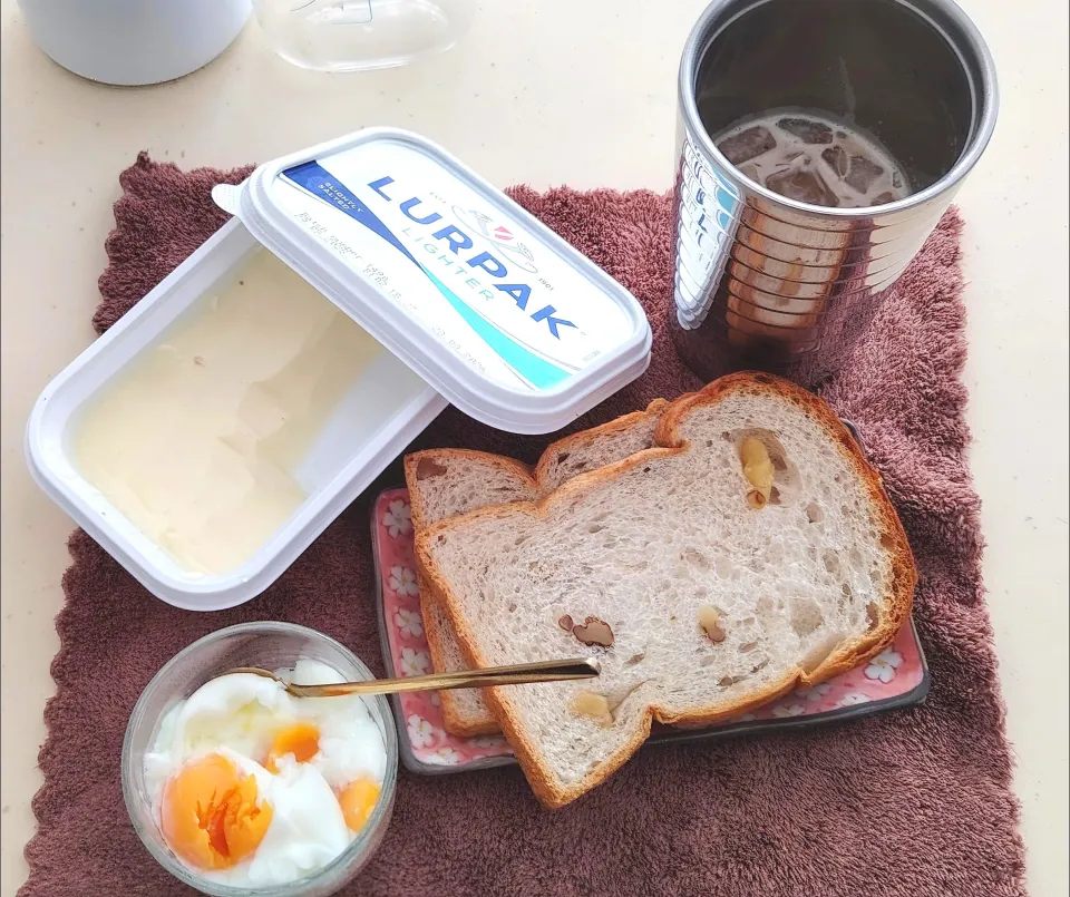 Good morning breakfast walnut toasts and eggs iced latte 😍😋|🍒lynnlicious🍒さん