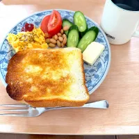 ハウネベーヤーの食パンで朝ごはん🍞|kaoriさん