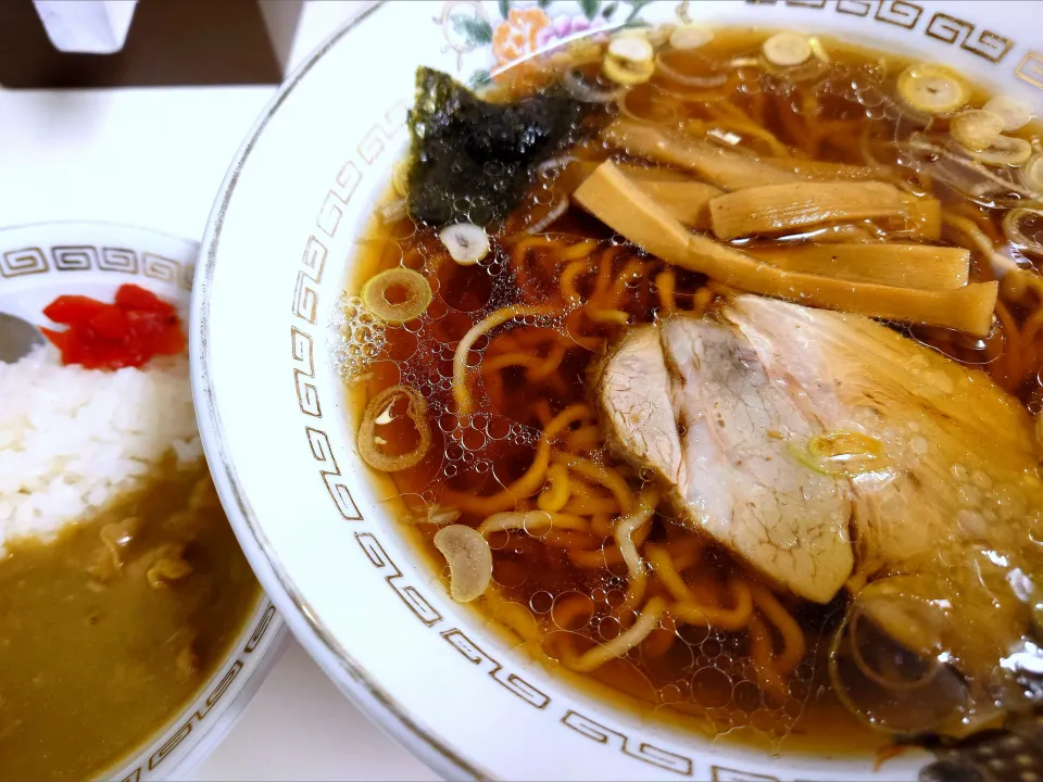 【2025年4月開業】 
【荻窪の本店は1949年創業】 
【完全キャッシュレス対応】 
荻窪中華そば 春木屋 恵比寿店 
中華そば (油少なめ、950円) 
＋ミニ春木屋昭和カレー
 (ご飯少なめ、380円) 
@恵比寿1分 
(JR渋谷駅から徒歩分)
26090
〈醤47塩18噌󠄀5タ2出7F4冷0チ2混2つ1担1沖1〉|大脇さん