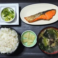今日の朝ごはん（胚芽押麦ごはんに焼鮭、納豆、ほうれん草と平茸とわかめのみそ汁、岩下のらっきょう）|Mars＠釜飯作り研究中さん