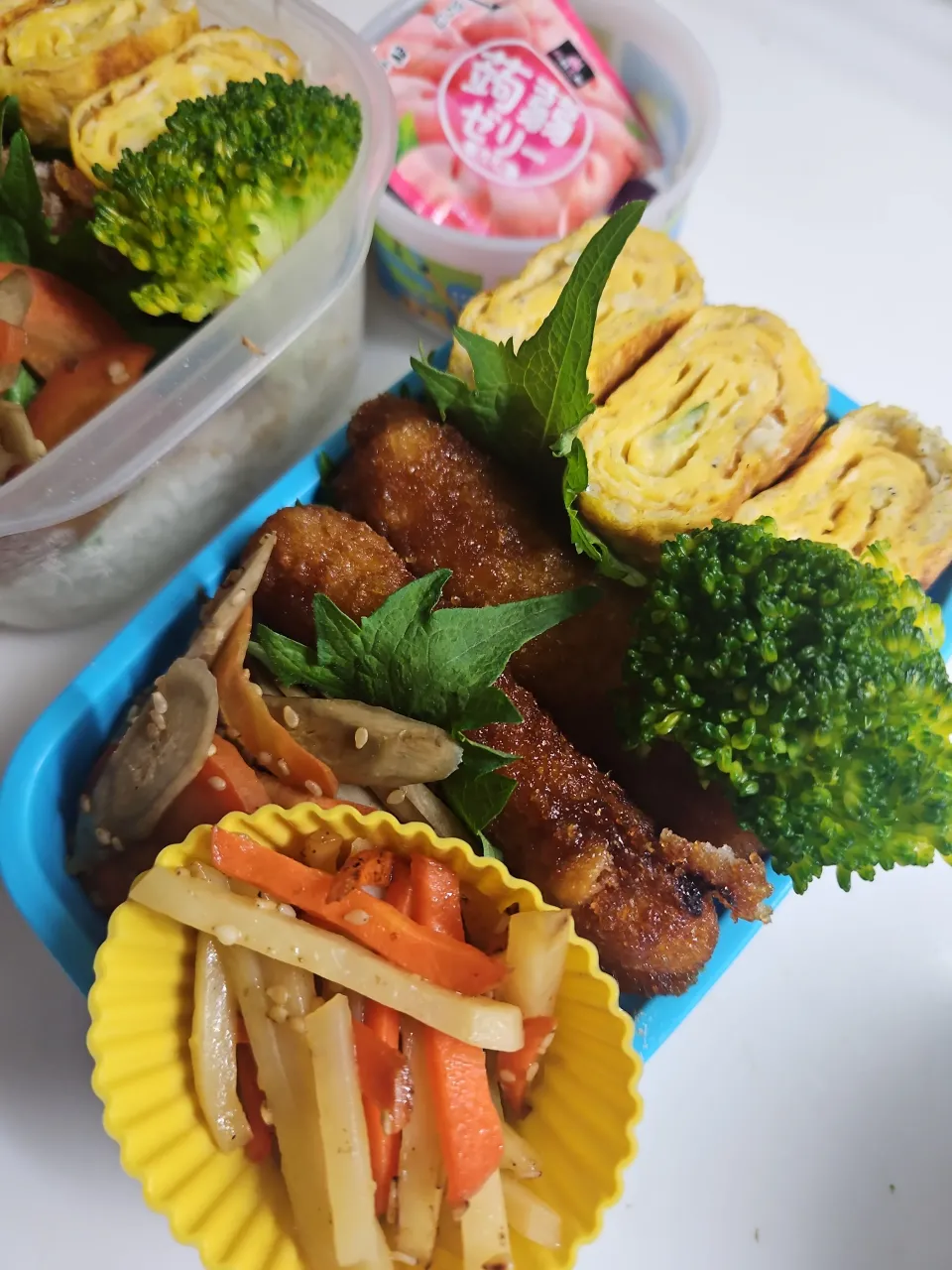 ☆小６弁当☆海苔オカカごはん、シラス葱卵焼き、ブロッコリー、甘辛チキン、金平ゴボウ、中華金平、蒟蒻ゼリー|ｼｮｺﾗさん