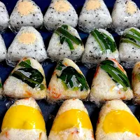 さっちゃんおにぎり🍙　　　　　　　　　　　　　　　🍙ごま塩にツナ　　　　　　　　　　　　　　　　　🍙ごま塩にほうれん草　　　　　　　　　　　　　🍙ちらし寿司にほうれん草　　　　　　　　　　🍙ちらし寿司にたくあん|サチ😊さん