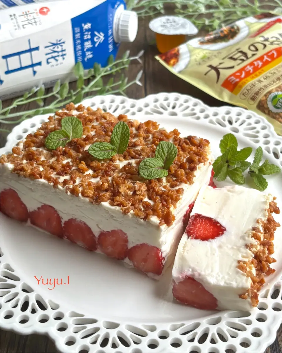 大豆のお肉クランブルの甘酒レアチーズケーキ　いちご🍓|ゆーこどんさん