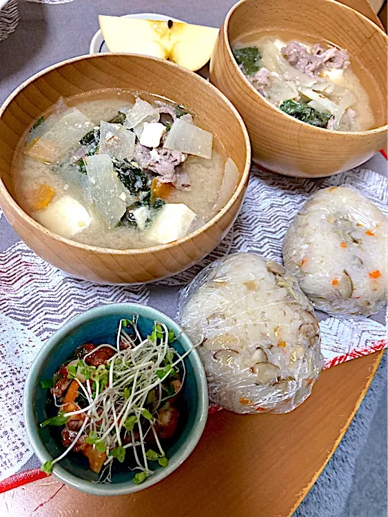 かしわご飯＊エラグ酸納豆キムチスプラウト＊豚汁＊りんご|さくたえさん
