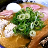 【本日の限定】
中華そば 半ざわ 
黒鶏白湯ラーメン (1,800円) 
＋わかめ (がんこ/覆麺智/花木共通
のメンバーカード提示で無料) 
―麺半分
＋黒鶏ネラの生卵 (別椀、100円)
＠西巣鴨2分
(JR板橋駅から徒歩14分)
26091
〈醤47塩19噌󠄀5タ2出7F4冷0チ2混2つ1担1沖1〉|大脇さん