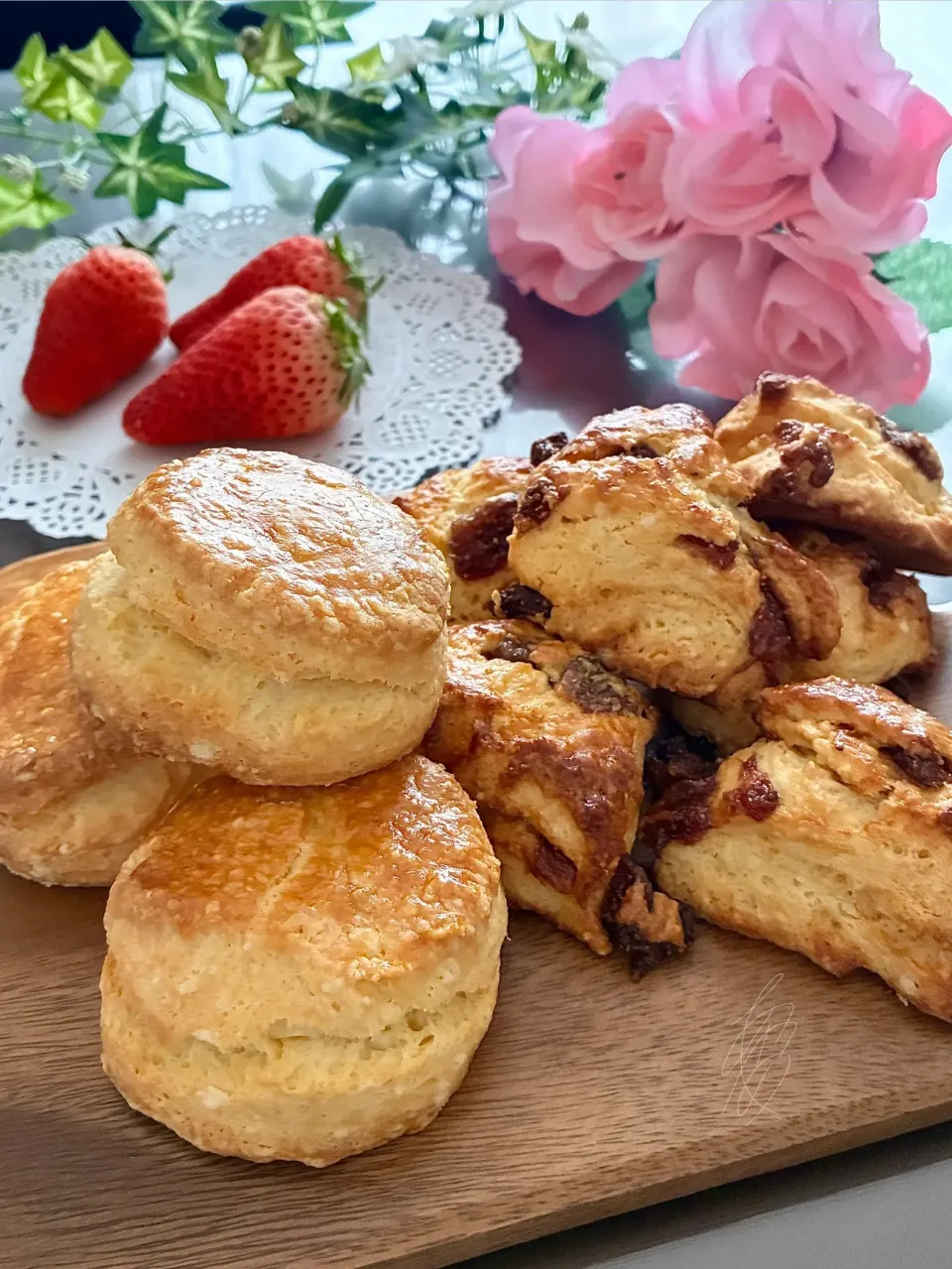 イングリッシュスコーンと苺のスコーン🍓|あやめもちもちさん