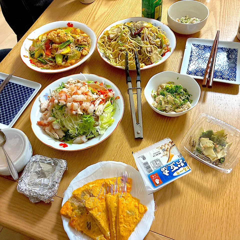 砂肝入りオープンオムレツ、えびと蒸し鶏のサラダ、鶏むね肉とイエローズッキーニのガーリックパスタ、えびとベーコンとズッキーニの辛味炒め、冷奴、蒸し鶏と鶏皮の牡蠣ポン酢和え。|くろーぶやんさん