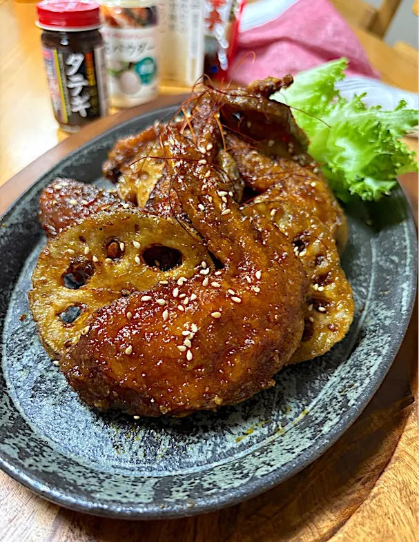TETSU♪😋さんの料理 オヤジ特製「風来坊の手羽先唐揚げ　ちょい韓国風蓮根と手羽先の唐揚げ|sakurakoさん