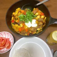 今日の晩ご飯　野菜たっぷりのマトンカレー　今日は人間ドック。金土日とアルコールを控えてきたしたが、やっと解禁(*^◯^*)人間ドックの結果も今日分かった限りではそんなに深刻なことにはならなそうでとりあえずホッとしてます。