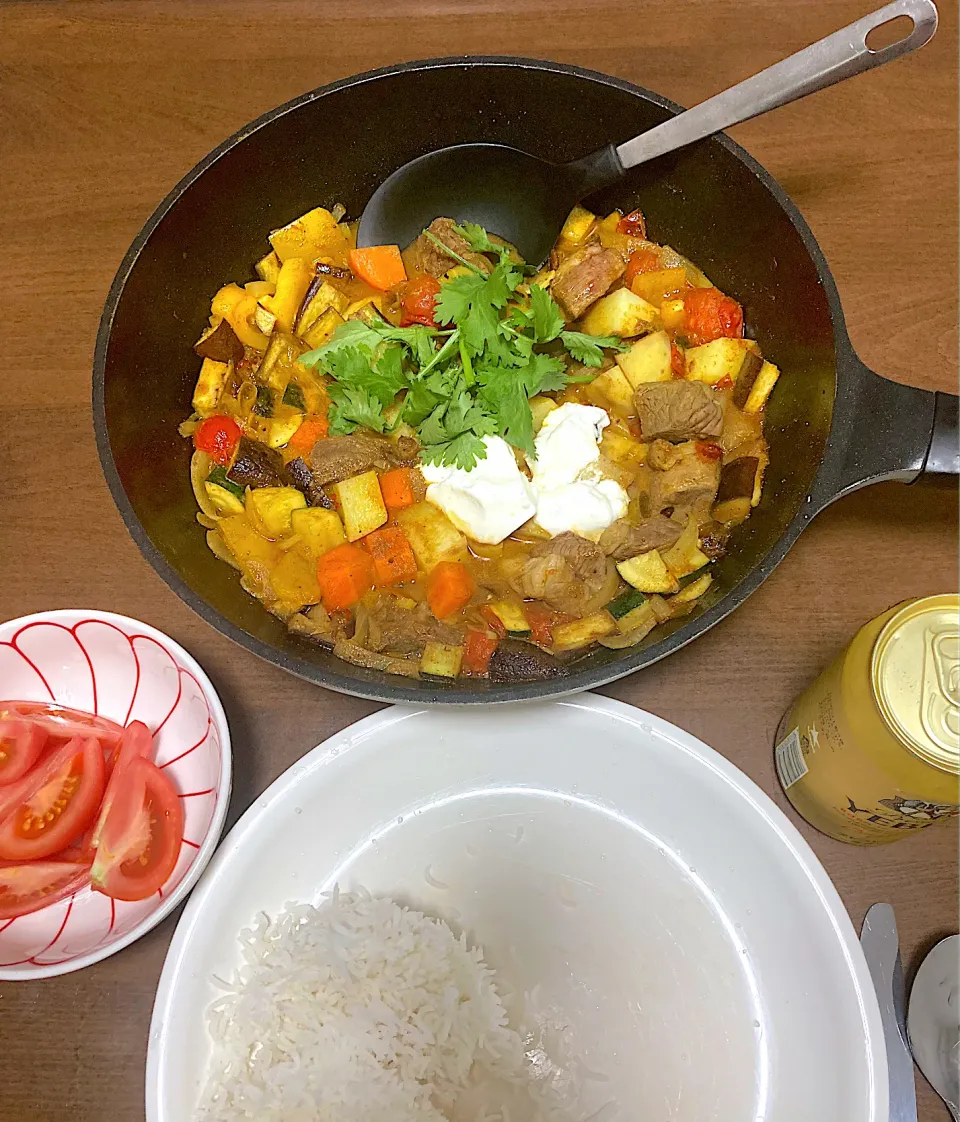 今日の晩ご飯　野菜たっぷりのマトンカレー　今日は人間ドック。金土日とアルコールを控えてきたしたが、やっと解禁(*^◯^*)人間ドックの結果も今日分かった限りではそんなに深刻なことにはならなそうでとりあえずホッとしてます。|なびさん