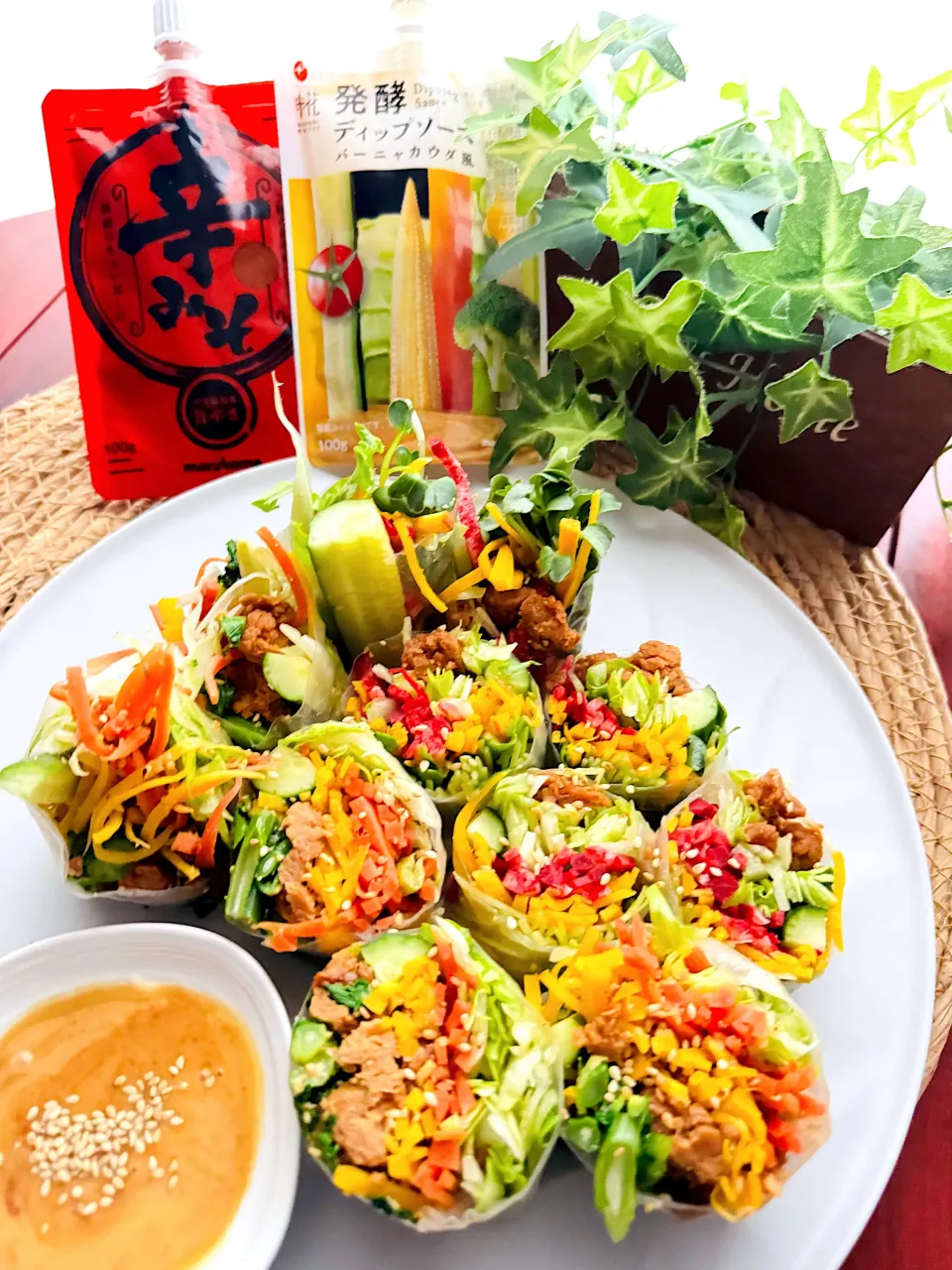 バーニャカウダ風✖︎辛みそディップで食べる宝石箱✨彩り野菜の生春巻きwith大豆のお肉ブロック|🌺🌺Foodie🌺🌺さん