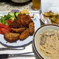 4/5（日）夕食。ロース豚カツ、ハムカツ、ソーセージカツ。ポテトフライ、青海苔まぶし。牡蠣クリームパスタ。生野菜。|へいちゃんさん