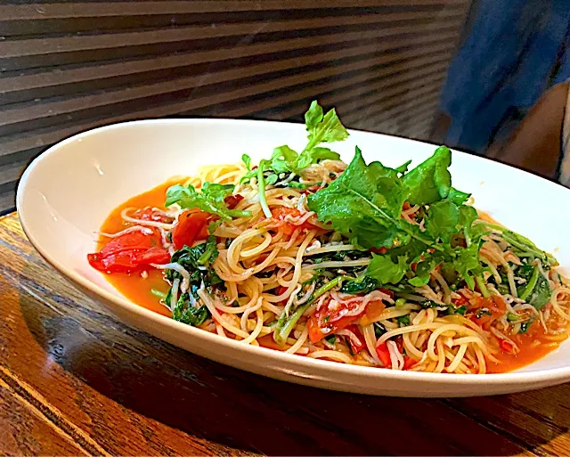 釜揚げシラスとルッコラのアンチョビ・ポモドーロフレスコのスパゲッティ|shikaさん