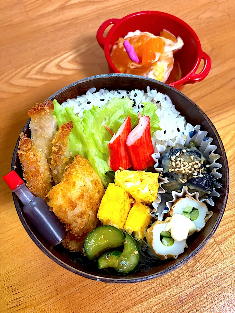 トンカツ🐷鱈のフライ🐟ピリ辛きゅうり🍆と🫑の味噌炒め🥚　せとか🍊|JKお弁当さん