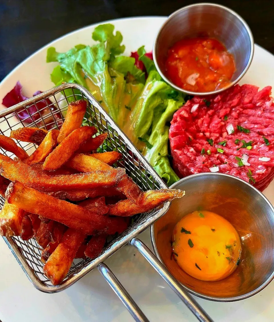 비프 타르타르와 감자튀김 (Beef Tartare & Fries) & 부라타 치즈 샐러드 (Burrata Cheese Salad)|J. PARKさん