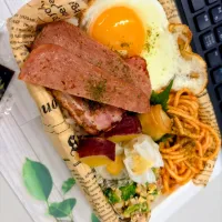🍱🐷 ポーク目玉弁当 🍳🍱|TakeBooさん