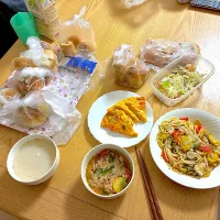 蒸し鶏とズッキーニのガーリックパスタ、えびと蒸し鶏のサラダ、自家製コブドレッシング、クラムポタージュ、えびとベーコンと小松菜の辛味炒め、砂肝入りオープンオムレツ、シナモンデニッシュ、チョリソーバケット、ソーセージバケット、ミニフランクパン、グラタンパン、クランベリーロール、いちじくロール。|くろーぶやんさん