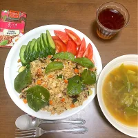 今日の晩ご飯　ガパオチャーハンと新キャベツのカレースープ　昔買って食材棚の中で眠っていた「S&Bシーズニング ガパオ」を使って鶏胸挽き、細かく刻んだ玉ねぎ、にんにく、生姜、人参、茄子、ズッキーニ、ドライデーツ、インディカ米を炒め、最後に香りつけにバイマックルーを入れて軽く炒めで出来上がり。トマトときゅうを添えてサーブします。