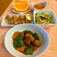 ☆酢豚風肉だんご　☆竹輪キャベツの中華和え　☆鶏皮唐揚げ　☆キムチ|chikakoさん