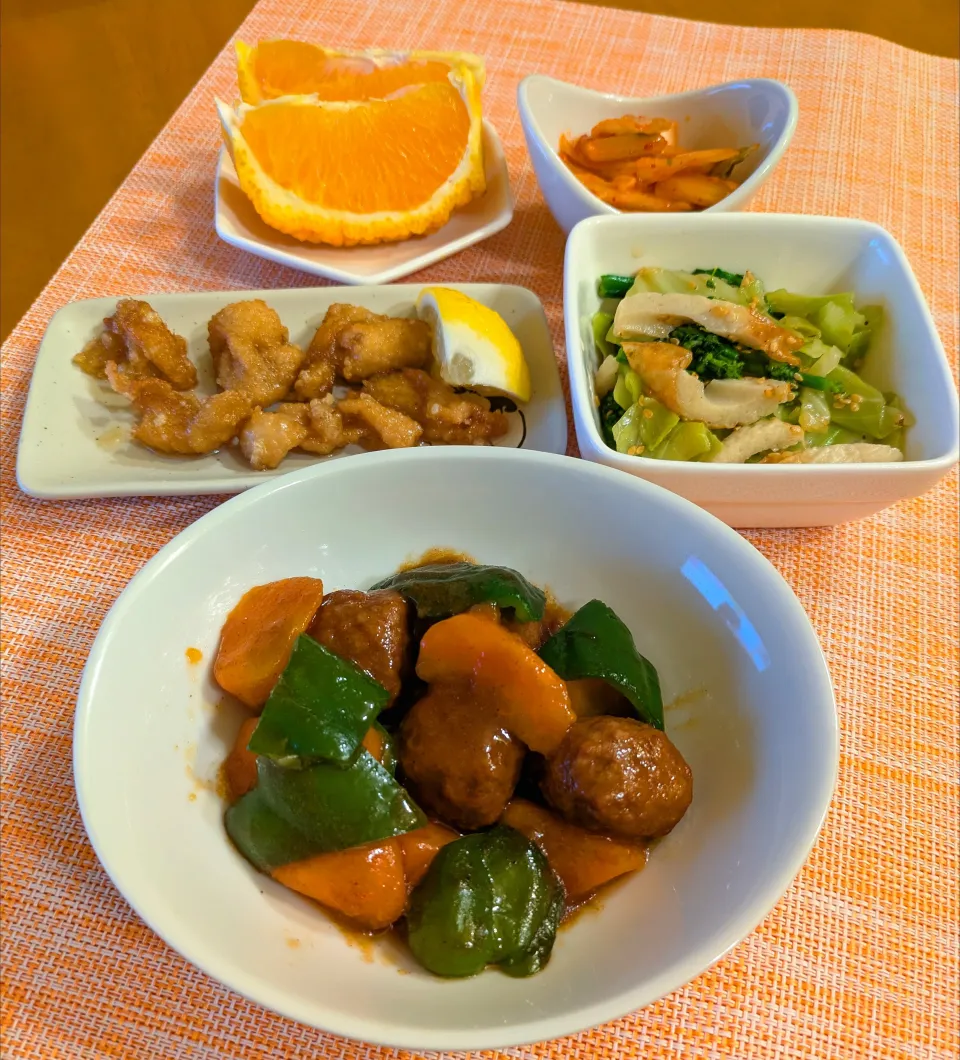 ☆酢豚風肉だんご　☆竹輪キャベツの中華和え　☆鶏皮唐揚げ　☆キムチ|chikakoさん