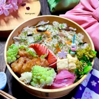 きのこの炊き込みご飯弁当|Akiyoෆ¨̮⑅さん