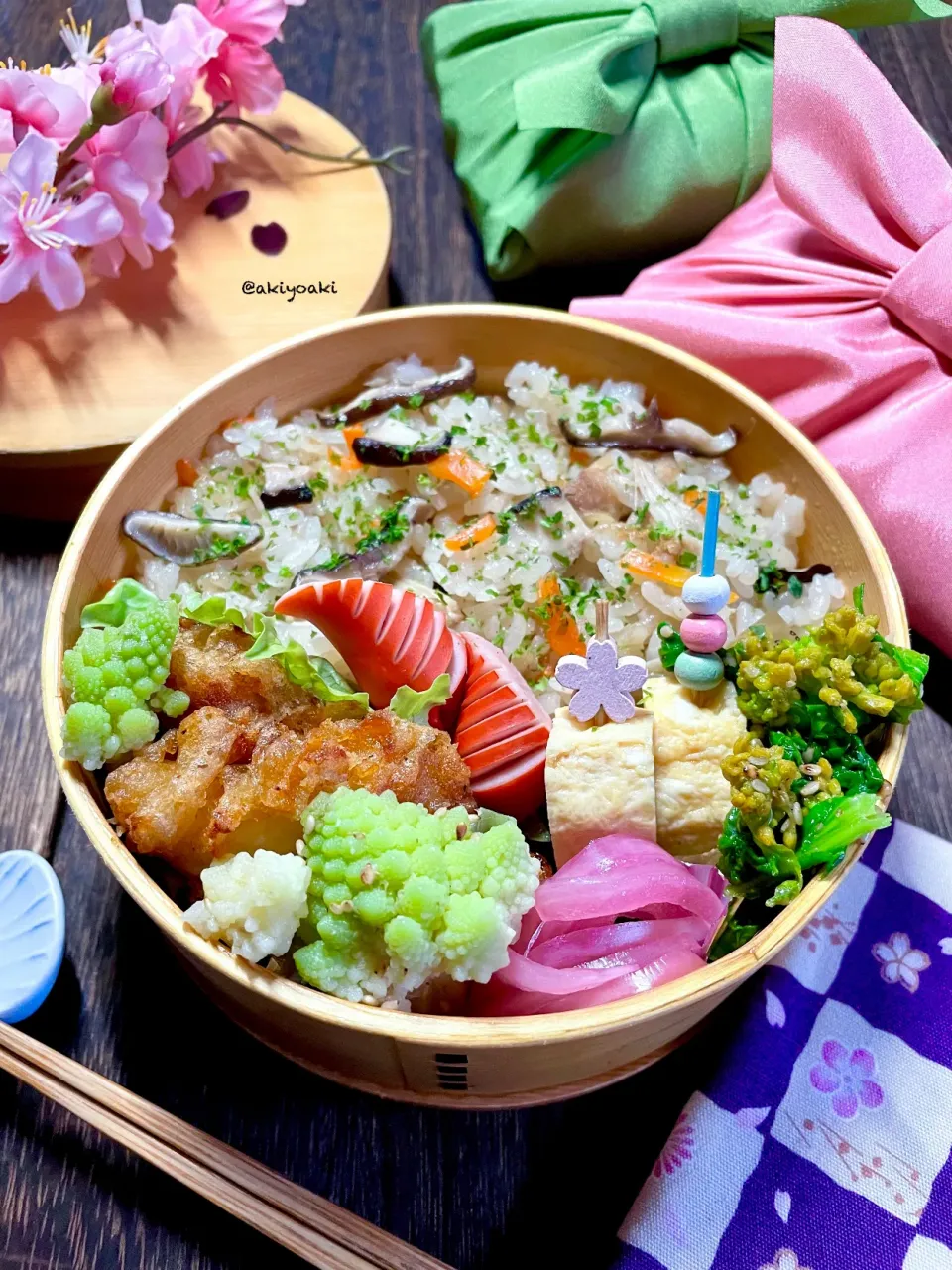 きのこの炊き込みご飯弁当|Akiyoෆ¨̮⑅さん
