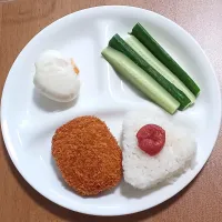 茹で卵、きゅうり、コロッケ、おにぎり| ナナさん
