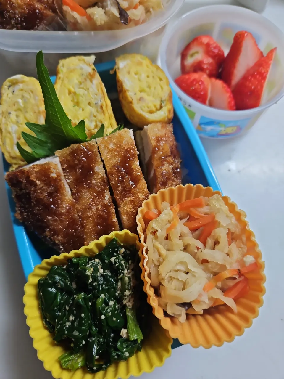 ☆小６弁当☆海苔オカカごはん、シラス葱卵焼き、トンカツ、切干大根、ほうれん草胡麻和え、いちご|ｼｮｺﾗさん