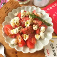 あやめもちもちさんの料理 トマトとモッツァレラのサラダ🍅| ナオミさん
