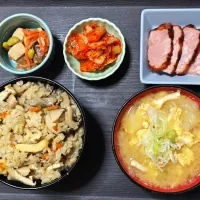 今日の朝ごはん（炊き込みご飯、焼豚、白菜キムチ、高野豆腐煮、玉ねぎと卵と油揚げのみそ汁）|Mars＠釜飯作り研究中さん