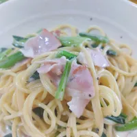 小松菜とベーコン、豆乳と牛乳とチーズで、クリームパスタ作りました✨娘とランチです✨|rikako♪。.:＊さん