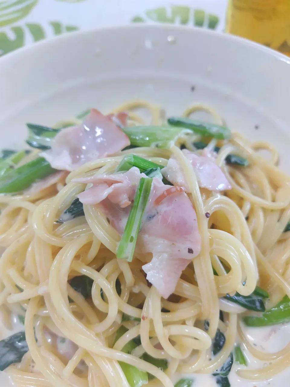 小松菜とベーコン、豆乳と牛乳とチーズで、クリームパスタ作りました✨娘とランチです✨|rikako♪。.:＊さん
