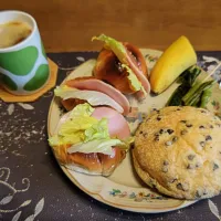レーズンロールパントーストサンドイッチ、チョコチップメロンパン、野沢菜漬け、ホットコーヒー、バナナ(朝ご飯)| enarinさん